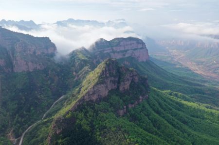 (miniature) Photo aérienne prise le 3 mai 2021 des nuages au-dessus des vieux monts Wudang dans la ville de Wu'an à Handan