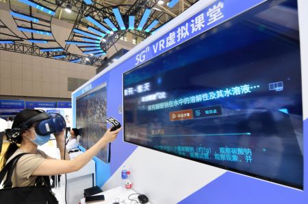 (miniature) Une visiteuse participe à une classe virtuelle lors du Congrès mondial de l'intelligence à Tianjin