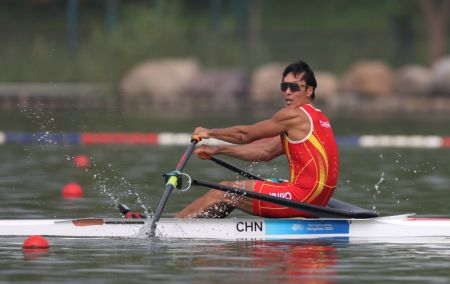 (miniature) Le Chinois Zhang Liang lors de la finale d'aviron hommes des 19es Jeux asiatiques à Hangzhou
