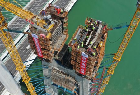 (miniature) Photo aérienne montrant des ouvriers travailler sur le haut de la tour principale sud du pont maritime de la baie Quanzhou du chemin de fer à grande vitesse Fuzhou-Xiamen