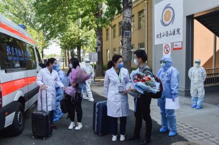 (miniature) Des professionnels médicaux de l'hôpital Xiaotangshan saluent les derniers patients rétablis du COVID-19
