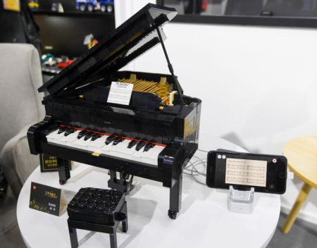 (miniature) Un piano en briques de Lego dans le stand du géant danois de jouets