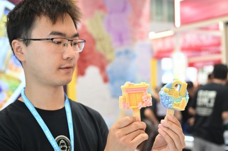 (miniature) Un exposant présente des crèmes glacées au salon Ice Cream China 2024