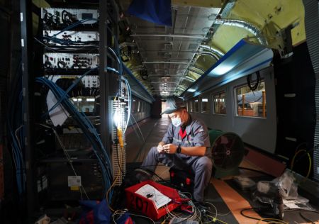(miniature) Un technicien travaille sur une ligne de production de trains &agrave; grande vitesse de la CRRC Tangshan Co