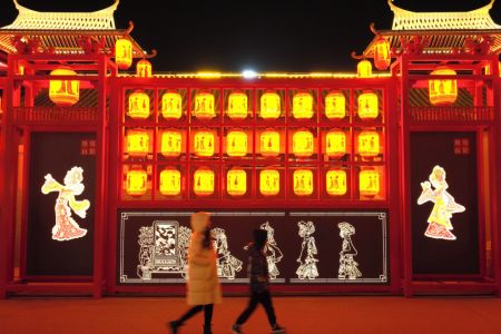 (miniature) Photo aérienne montrant des gens visitant l'ancienne rue de Hetou à l'approche du Nouvel An lunaire chinois dans l'arrondissement de Fengnan à Tangshan