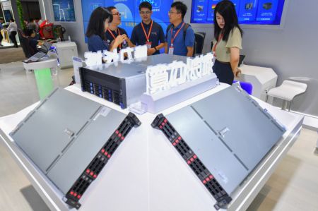 (miniature) Des visiteurs découvrent les serveurs d'IA lors de la Conférence mondiale sur l'informatique 2023 à Changsha