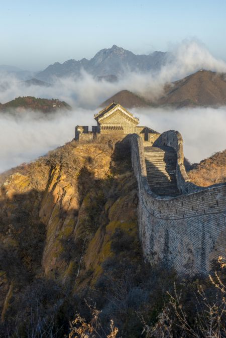 (miniature) Photo de la section de Jinshanling de la Grande Muraille enveloppée de nuages