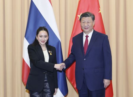 (miniature) Le président chinois Xi Jinping rencontre la Première ministre thaïlandaise Paetongtarn Shinawatra en marge de la 31e Réunion des dirigeants économiques de la Coopération économique pour l'Asie-Pacifique (APEC) à Lima