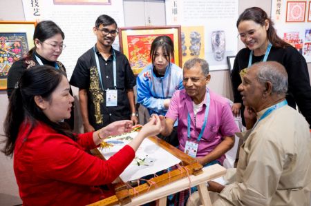 (miniature) Des visiteurs sri-lankais découvrent les techniques de la broderie de Zhangzhou