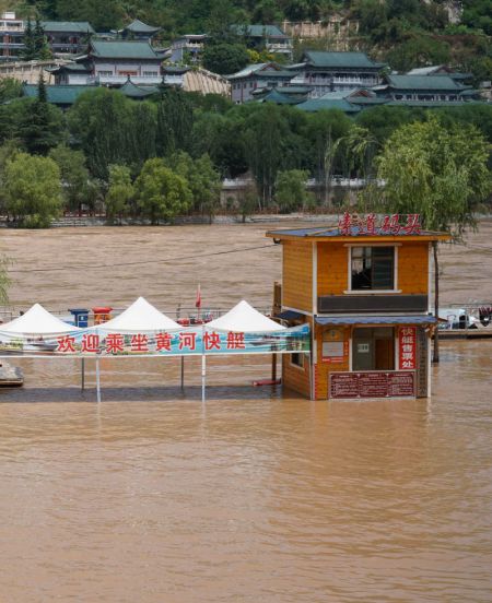 (miniature) La photo montre une section du fleuve Jaune à Lanzhou