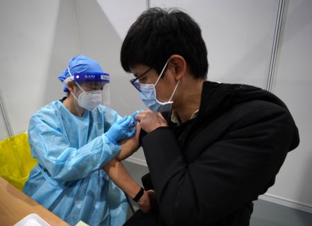 (miniature) Un habitant reçoit la deuxième dose du vaccin contre le COVID-19 dans un centre de vaccination de l'arrondissement de Chaoyang