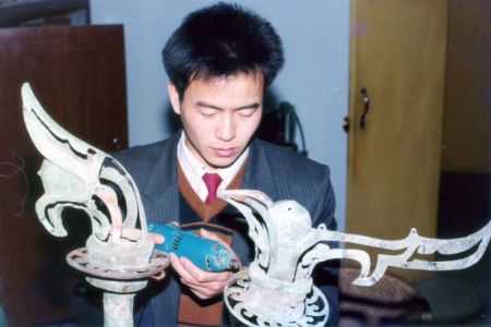 (miniature) Cette photo prise en 1990 montre Guo Hanzhong en train de restaurer un arbre sacré en bronze