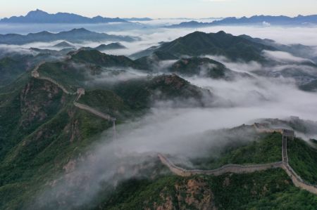 (miniature) Vue aérienne de la section de Jinshanling de la Grande Muraille enveloppée de brume matinale dans le district de Luanping de la ville de Chengde