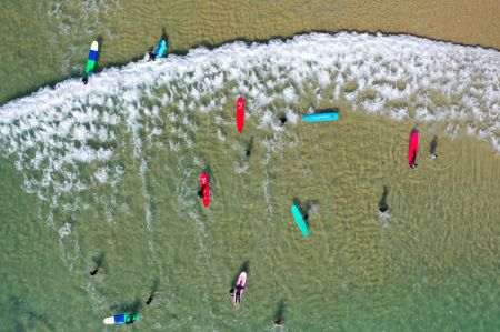 (miniature) Photo aérienne de touristes surfant dans la baie Riyue