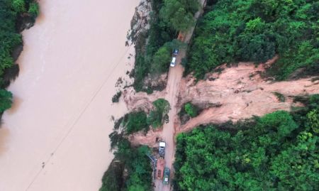 (miniature) Photo aérienne prise le 21 avril 2024 montrant une route endommagée par des glissements de terrain dans le bourg de Jiangwan du district de Wujiang de la ville de Shaoguan
