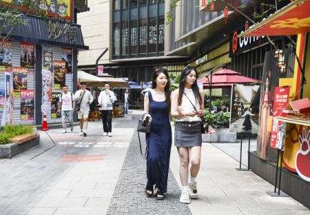 (miniature) Des touristes dans la rue Miracle dans l'arrondissement de Yuzhong de la municipalité de Chongqing