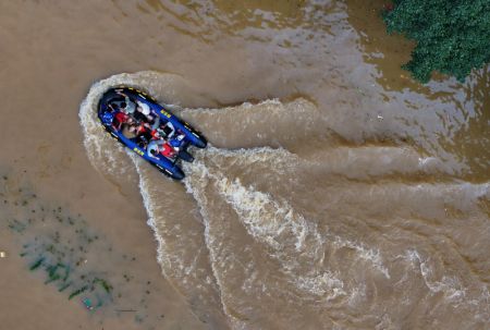 (miniature) Photo aérienne de secouristes aidant des habitants locaux à évacuer une route inondée à Guilin