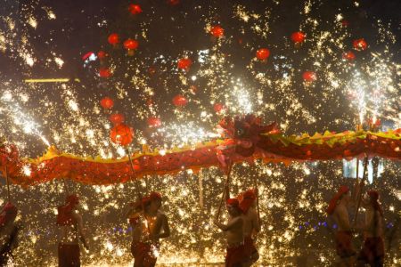 (miniature) Danse du dragon pour célébrer la fête du Printemps dans l'arrondissement de Tongliang à Chongqing