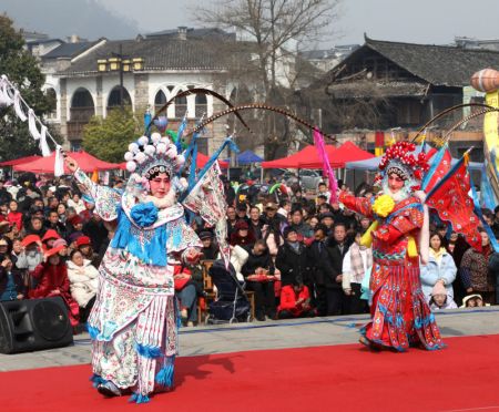 (miniature) Des personnes assistent à un spectacle dans le bourg de Liye du district de Longshan