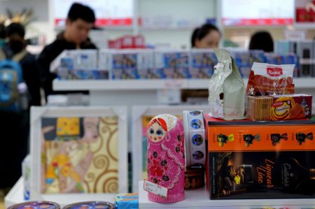 (miniature) Des personnes achètent des produits dans un magasin vendant des produits sous douane à la gare de Hankou