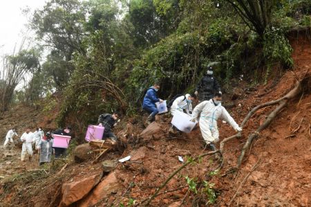 (miniature) Des secouristes effectuent le travail de recherche et de secours sur le site d'un crash dans le district de Tengxian de la région autonome Zhuang du Guangxi