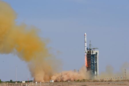 (miniature) Une fus&eacute;e porteuse Longue Marche-2C d&eacute;colle depuis le Centre de lancement de satellites de Jiuquan