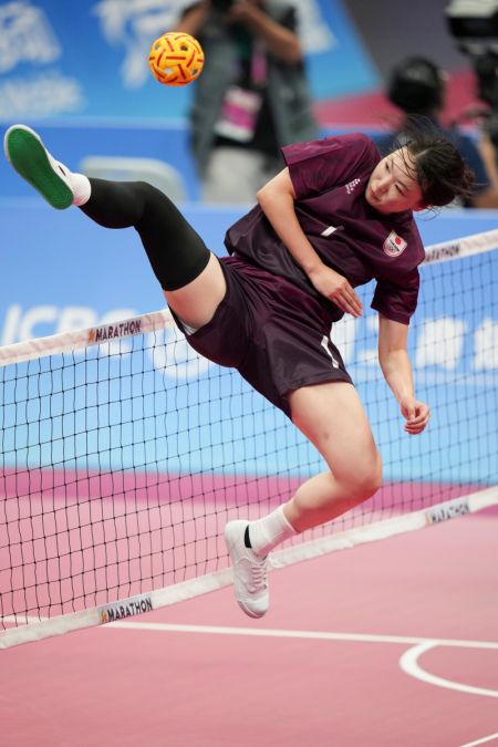 (miniature) La Japonaise Makio Nagisa lors du match de qualification par équipe femmes de sepak takraw entre le Japon et l'Indonésie