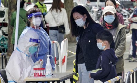 (miniature) Des habitants attendent d'effectuer des tests d'acide nucléique dans l'arrondissement de Chaoyang