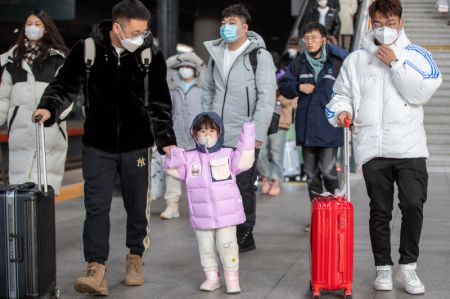 (miniature) Des voyageurs sur un quai à l'intérieur de la gare de Harbin