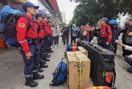 (miniature) Des secouristes de la Fédération des secouristes bénévoles de Shenzhen s'apprêtent à partir de Shenzhen