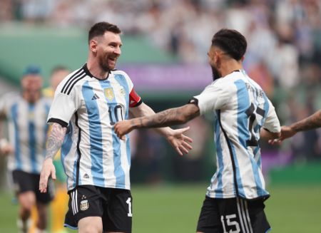 (miniature) La star argentine Lionel Messi (à gauche) célèbre son but marqué lors d'un match amical entre l'Argentine et l'Australie à Beijing