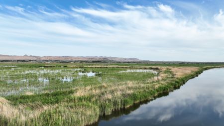 (miniature) Photo aérienne du paysage du lac Ulan Suhai dans la bannière avant d'Urad