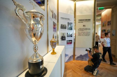 (miniature) Cette photo prise le 24 juillet 2024 montre le trophée de la Coupe du monde féminine de volleyball 1981 de la Fédération Internationale de Volleyball (FIVB) dans la China House à Paris