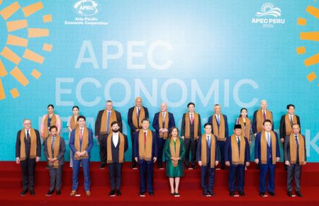 (miniature) Le président chinois Xi Jinping et d'autres dirigeants et représentants des économies membres de l'APEC posent pour une photo de famille à Lima