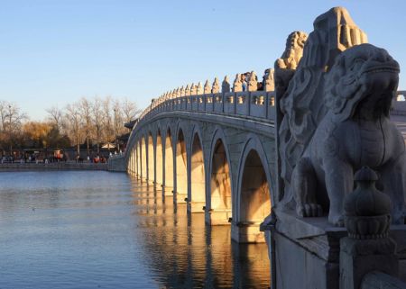 (miniature) Le coucher de soleil illuminant le Pont des dix-sept arches au Palais d'été à Beijing