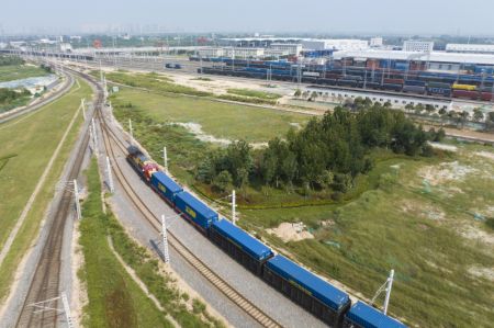 (miniature) Photo aérienne prise le 7 septembre 2023 montrant un train de fret Chine-Europe Chang'an au départ de la plateforme logistique internationale de Xi'an à Xi'an