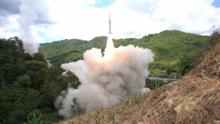 (miniature) Capture d'écran vidéo montrant un missile lancé par la force des fusées du commandement du Théâtre d'opérations de l'est de l'Armée populaire de libération (APL) ciblant les zones maritimes désignées à l'est de l'île de Taiwan