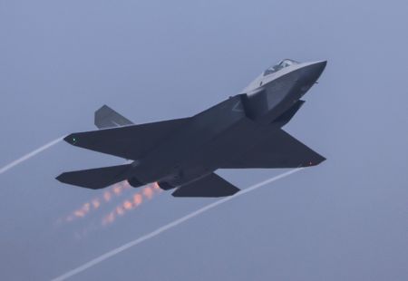 (miniature) Un chasseur furtif chinois J-35A au salon Airshow China