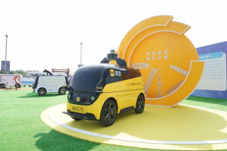 (miniature) Un véhicule de livraison automobile exposé dans la zone d'exposition extérieure de la Conférence mondiale des véhicules connectés intelligents 2022
