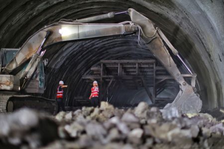 (miniature) Des ouvriers travaillent dans le tunnel Yangjiazhai de la ligne ferroviaire à grande vitesse Guiyang-Nanning