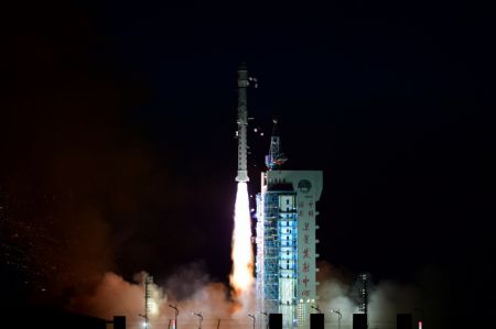 (miniature) Une fus&eacute;e Longue Marche-4C transportant le satellite L-SAR 01A d&eacute;colle depuis le centre de lancement des satellites Jiuquan