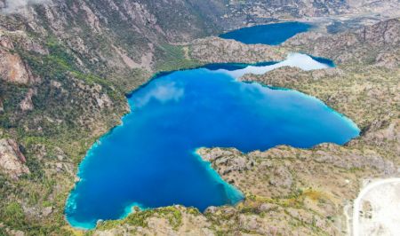 (miniature) Vue du lac noir des lacs tricolores dans le village de Puyu