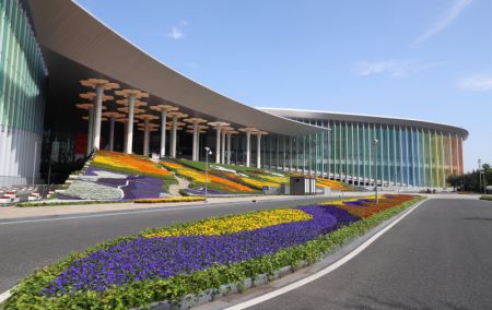 (miniature) La place sud du Centre national des expositions et des congrès (Shanghai)