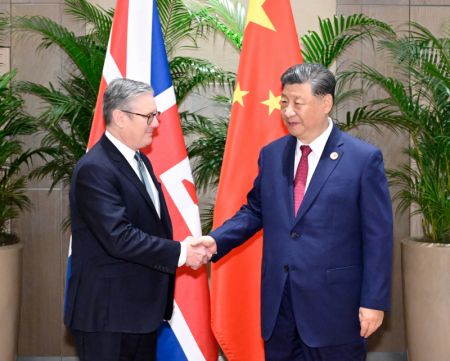 (miniature) Le président chinois Xi Jinping rencontre le Premier ministre britannique Keir Starmer en marge du Sommet des dirigeants du G20 à Rio de Janeiro