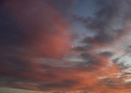 (miniature) La photo prise le 10 octobre 2021 montre la vue du coucher de soleil &agrave; Beijing