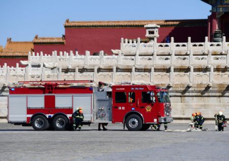 (miniature) Des pompiers participent à un exercice de lutte contre les incendies au musée du Palais
