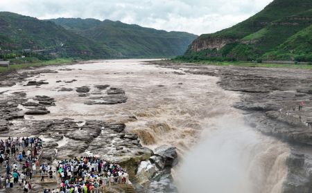 (miniature) Des touristes admirent le paysage de la cascade Hukou sur le fleuve Jaune