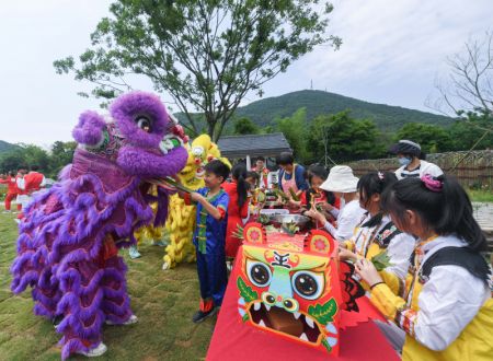 (miniature) Des enfants participent à des activités pour célébrer la prochaine fête des Bateaux-Dragons dans une ferme à Huzhou