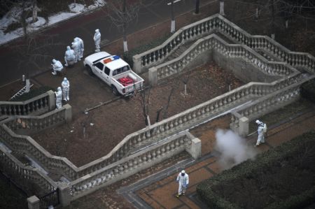 (miniature) Des membres du personnel de pr&eacute;vention de l'&eacute;pid&eacute;mie proc&egrave;dent &agrave; la d&eacute;sinfection du quartier r&eacute;sidentiel de Ronghui de Tiangongyuan