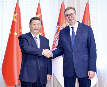 (miniature) Le président chinois Xi Jinping (à gauche) et le président serbe Aleksandar Vucic se rencontrent à Belgrade